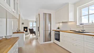 Køleskab, kogeplade, opvaskemaskine, kaffe-/temaskine