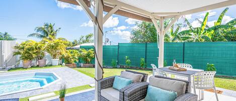 屋外ダイニングエリア