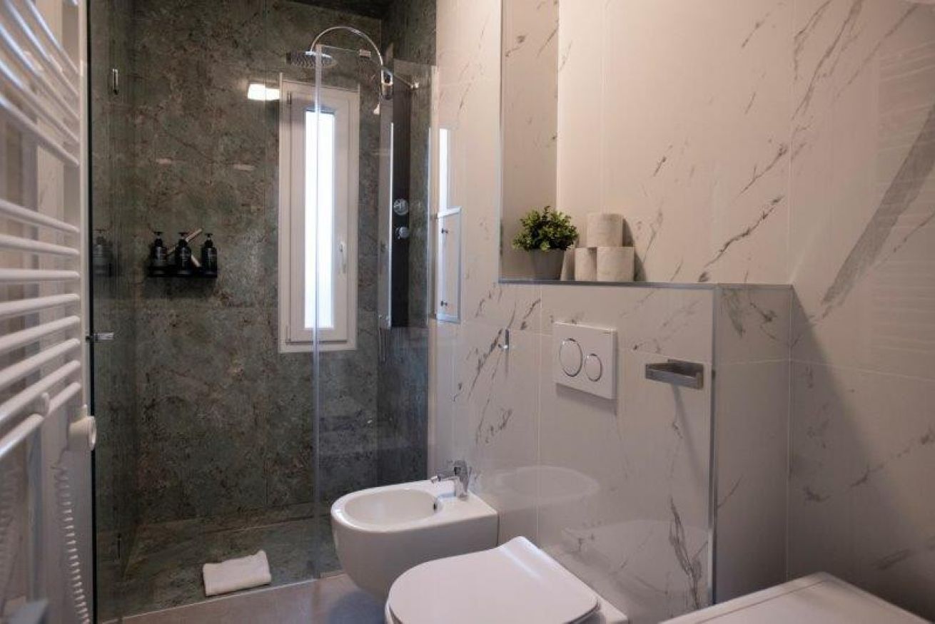 Een douche, een haardroger, een bidet, handdoeken