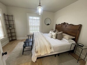3 bedrooms, desk, free WiFi, bed sheets - Beautiful Downtown 3bd apartment close to all the good stuff! (Alma)