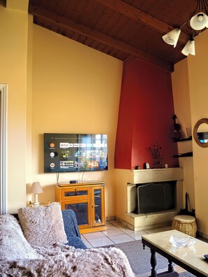 Smart TV, fireplace
