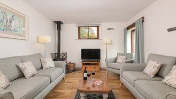 Smart TV, DVD player, livros, videoteca