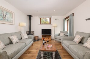 Smart TV, DVD player, books, video library - Beautiful eco-self-catering farm cottage in a peaceful valley surrounded by dramatic Lakeland scener (near Keswick)