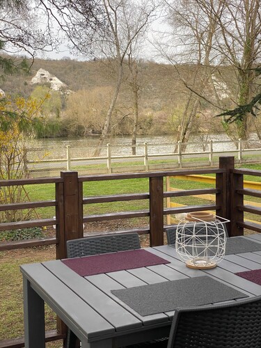 Bungalow on the banks of the Seine
