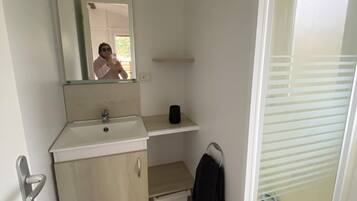 Dusch, handdukar och toalettpapper