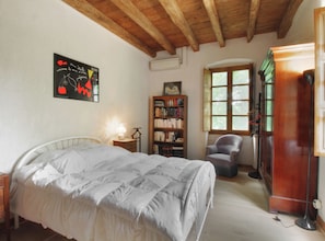 4 bedrooms, bed sheets