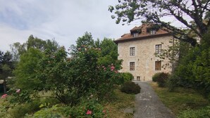 Un edificio de piedra con un camino empedrado que lleva a su entrada.