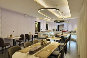 Restaurant - Homeinn Plus Hotel (Qingdao Weihai Road Taidong Pedestrian Street) (Qingdao)