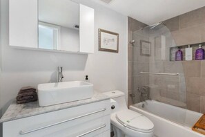 Séchoir à cheveux, serviettes fournies, savon, papier de toilette