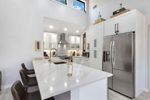 冷蔵庫、電子レンジ、オーブン、コンロ