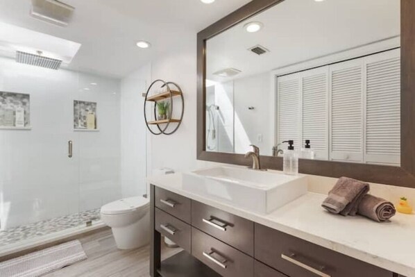 Séchoir à cheveux, serviettes fournies, savon, papier de toilette