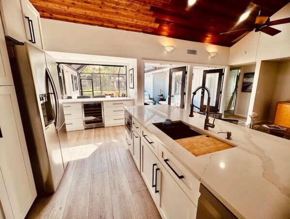 冷蔵庫、電子レンジ、オーブン、コンロ