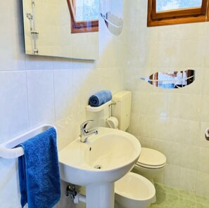 A bathroom with a sink, toilet, and shower. - Cosy Flat With Private Garden (San Michele al Tagliamento)