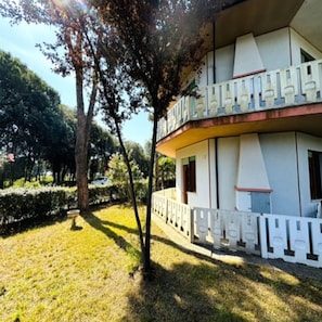 Apartment, 2 Bedrooms, Garden View | Property grounds