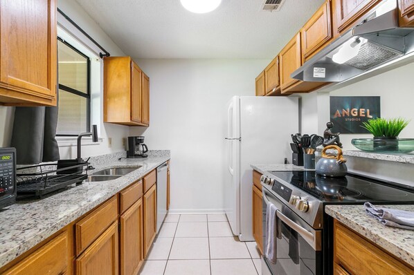 Refrigerador, microondas, horno, placa de cocina