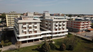 A multi-story residential building with balconies and a parking area. - Seafront Studio With Balcony (San Michele al Tagliamento)
