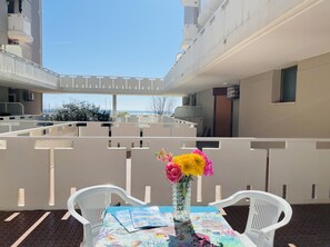 Studio, Multiple Bedrooms, Balcony, Ocean View | Outdoor dining