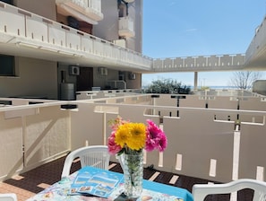 Outdoor dining - Seafront Residence With Terrace (San Michele al Tagliamento)