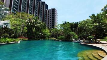 Hồ bơi ngoài trời