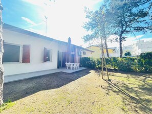 Vila, 2 quartos, varanda, vista para o jardim | Opções para refeição ao ar livre