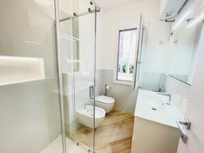 Villa, 2 Schlafzimmer, Terrasse, Gartenblick | Badezimmer