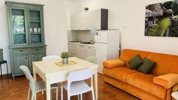 Villa, 2 soverom, terrasse, hageutsikt | Spisestue