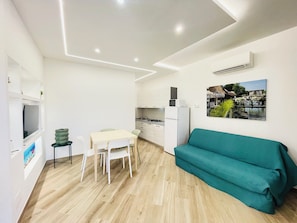 Villa, 2 Schlafzimmer, Terrasse, Gartenblick | Wohnzimmer