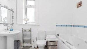 A bathroom with a sink, mirror, toilet, and bathtub. - Room-edinburgh Bungalow Royal Infirmary (Edinburgh)
