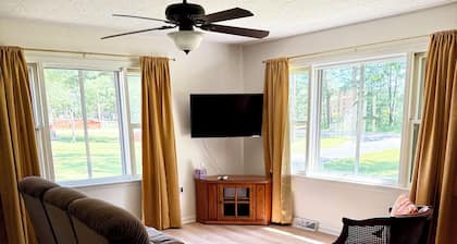 Acorn Cottage - lake view - pet friendly - wifi - a/c