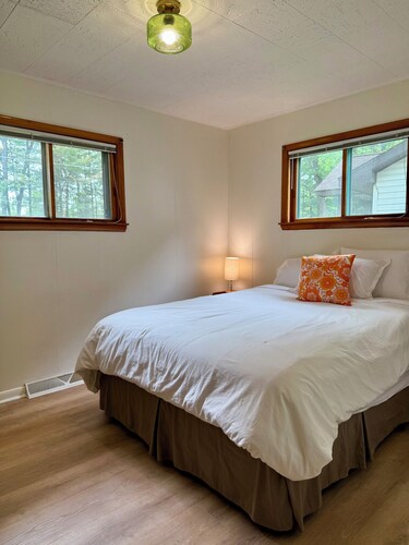 Cozy acorn cottage w/ lake view