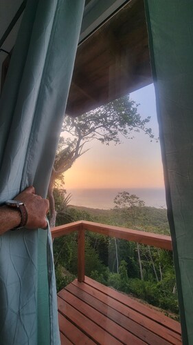 OasisCharming 2-bedroom condo WiFi, AC with amazing views of ocean/Crawfish Rock