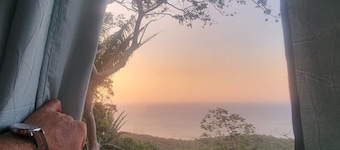 OasisCharming 2-bedroom condo WiFi, AC with amazing views of ocean/Crawfish Rock