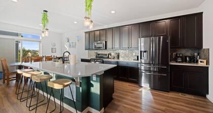 Large Retreat • Pools • Air Hockey • Top Location!