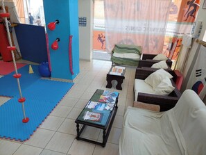 Studio, 1 Bedroom, Smoking | Living room | Books