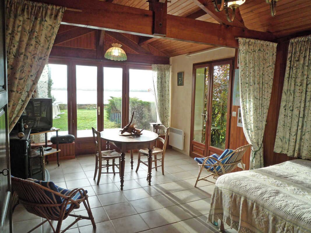 Iron/ironing board, bed sheets