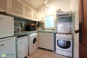 Fridge, oven, stovetop, cookware/dishes/utensils