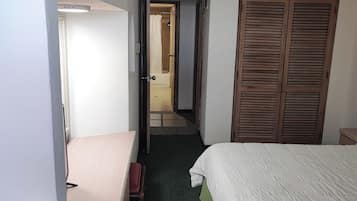 Cofres nos quartos, cortinas blackout, ferros/tábuas de passar roupa