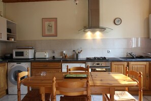 Réfrigérateur, un four, surface de cuisson, lave-vaisselle