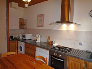Réfrigérateur, un four, surface de cuisson, lave-vaisselle