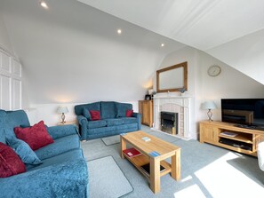 Een televisie, een dvd-speler en een stereo