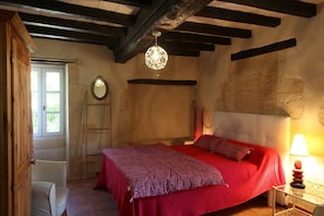 3 bedrooms, iron/ironing board, travel cot, Internet