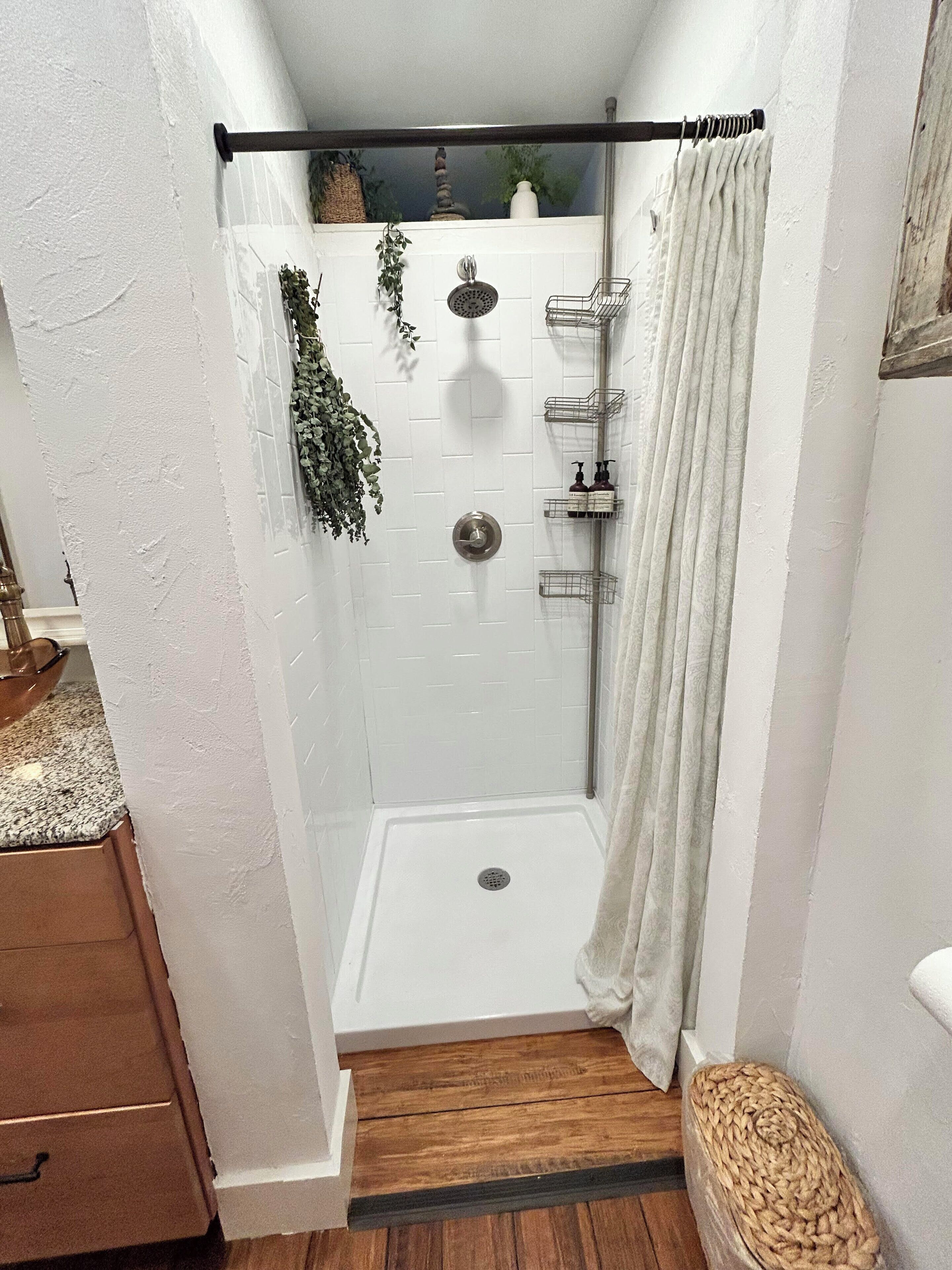Een douche, een haardroger, een bidet, handdoeken