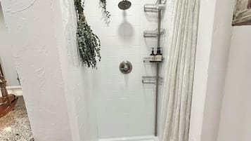 Een douche, een haardroger, een bidet, handdoeken