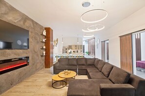 Smart TV - 6-bedroom apartment right next to Park LLears, massive jacuzzi, Ac in all beds. (Medellín)