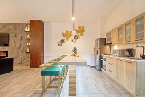 Geladeira, micro-ondas, cooktop, cafeteira/chaleira