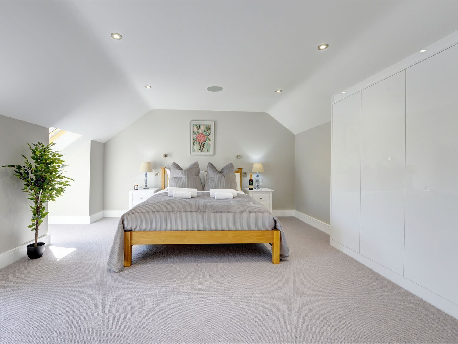 4 عدّة غرف نوم وبديكورات فريدة لكل غرفة وطراز فريد لكل وحدة