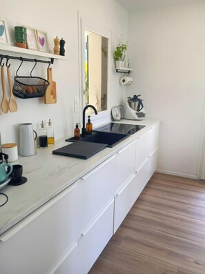 Kühlschrank, Mikrowelle, Ofen, Herdplatte