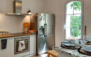 Microondas, horno, lavavajillas y utensilios de cocina 