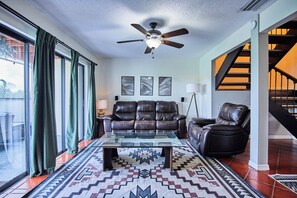 TV connectée, livres, chaîne hi-fi