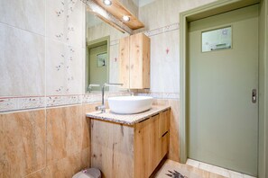 Bathroom - Peaceful Hilltop Apartment With Balcony Sea View (Chalcis)
